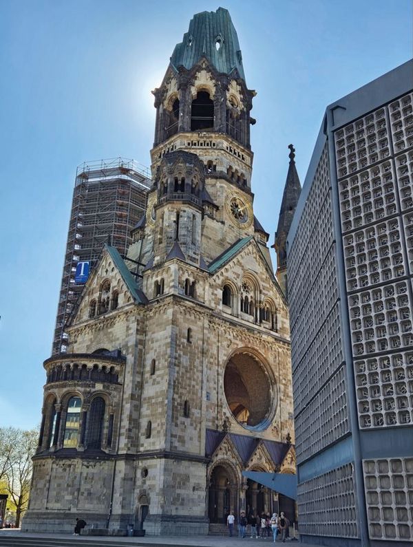 Kaiser-Wilhelm-Gedächnis-Kirche zusammen mit dem neuen oktogonalen Kirchenschiff sowie dem neuen Glockentrum. Foto: DBwV/Antonia Wolf