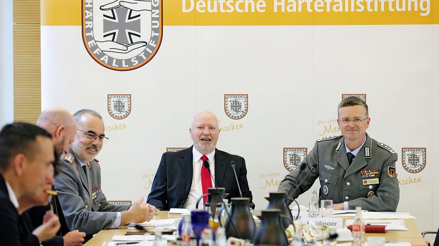 Der frühere DBwV-Bundesvorsitzende, Oberst a.D. Bernhard Gertz (Mitte), hat die Deutsche Härtefallstiftung nachhaltig geprägt. Deren Stiftungsrat steht heute der Bundesvorsitzende, Oberst André Wüstner (rechts), vor. Foto: Härtefallstiftung