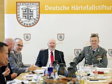 Der frühere DBwV-Bundesvorsitzende, Oberst a.D. Bernhard Gertz (Mitte), hat die Deutsche Härtefallstiftung nachhaltig geprägt. Deren Stiftungsrat steht heute der Bundesvorsitzende, Oberst André Wüstner (rechts), vor. Foto: Härtefallstiftung