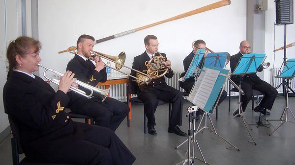 Die Veranstaltung wurde vom Blechbläserquintett des Marinemusikkorps Kiel musikalisch umrahmt (LV Nord/DBwV)