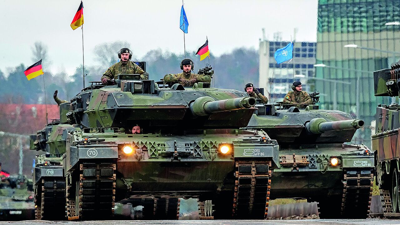 Teil der Bündnisverpflichtungen: Deutsche Leopard-Panzer nehmen an einer Parade in Litauen teil. Foto: Bundeswehr/ Marco Dorow