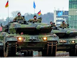 Teil der Bündnisverpflichtungen: Deutsche Leopard-Panzer nehmen an einer Parade in Litauen teil. Foto: Bundeswehr/ Marco Dorow