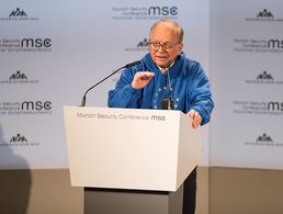 Am Rednerpult: Der Vorsitzende der Münchner Sicherheitskonferenz, Wolfgang Ischinger, bei der Eröffnungsrede der MSC im vergangenen Jahr. Foto: Bundeswehr/Jana Neumann