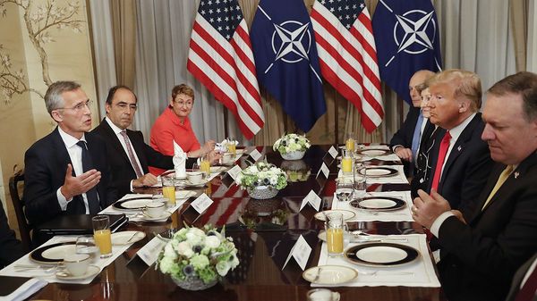 Vor Beginn des Gipfels trafen sich Nato-Generalsekretär Jens Stoltenberg und US-Präsident Donald Trump zu einem Arbeitsfrühstück. Beide hatten im Vorfeld Deutschland für die in ihren Augen zu geringen verteidigungsausgaben scharf kritisiert. Foto: dpa 