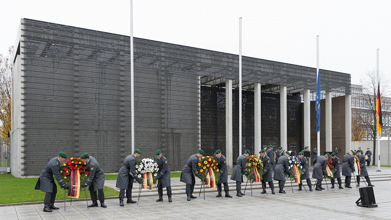 Soldaten des Wachbataillons stellen vor dem Ehrenmal am Bendlerblock Kränze zum Volkstrauertag auf. Foto: Bundeswehr/Jonas Weber
