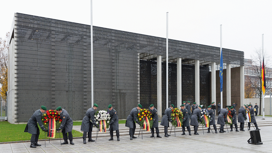 Soldaten des Wachbataillons stellen vor dem Ehrenmal am Bendlerblock Kränze zum Volkstrauertag auf. Foto: Bundeswehr/Jonas Weber