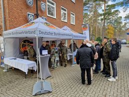 Am Stand der Truppenkameradschaft war eine Menge los. Foto: DBwV