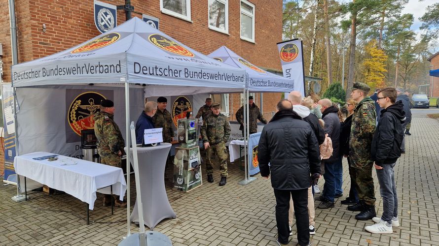 Am Stand der Truppenkameradschaft war eine Menge los. Foto: DBwV