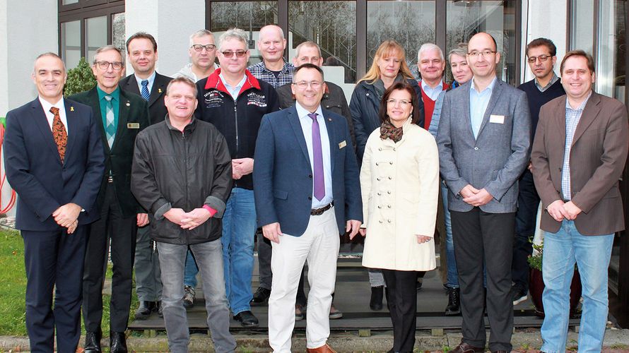 Stv. Bundesvorsitzender Oberstabsfeldwebel a.D. Jürgen Görlich, Landesvorsitzender Stabsfeldwebel a.D. Gerhard Stärk und Beisitzer ZB Alexander Träsch (1.-3- v.l.) mit den Referenten und Teilnehmern Foto: DBwV/Kaminsky