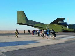 Auf einem Flugfeld in Libyen im Februar 2011: Soldaten der Bundeswehr bringen deutsche Staatsbürger in Sicherheit. Foto: Bundeswehr/Andreas J.