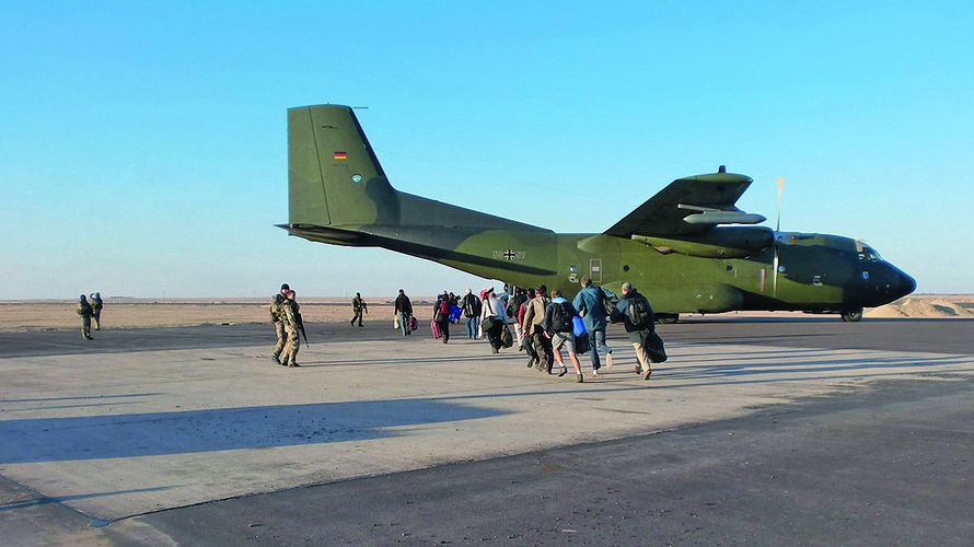 Auf einem Flugfeld in Libyen im Februar 2011: Soldaten der Bundeswehr bringen deutsche Staatsbürger in Sicherheit. Foto: Bundeswehr/Andreas J.