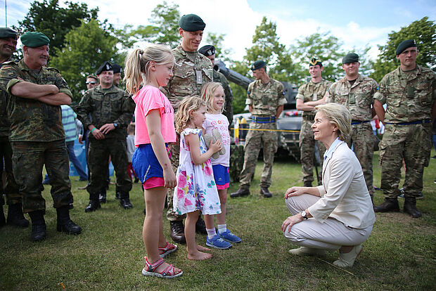 Verteidigungsministerin Ursula von der Leyen besuchte den Standort in Augustdorf - und gab bekannt, dass die dortige Kaserne ihren Namen behalten wird Foto: Bundeswehr