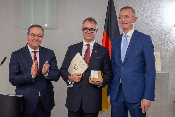 Boris Pistorius (l.) und Gerd Landsberg (r.) mit dem CEO der Invictus Games Foundation, Dominic Reid. Die Stiftung erhielt in diesem Jahr einen Sonderpreis. Foto: DBwV/Yann Bombeke