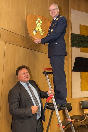 Bringen die Gelbe Schleife im Stadtrat Kaufbeuren an: Oberbürgermeister Stefan Bosse (l.) und Oberst Martin Langer. Foto: Stadt Kaufbeuren