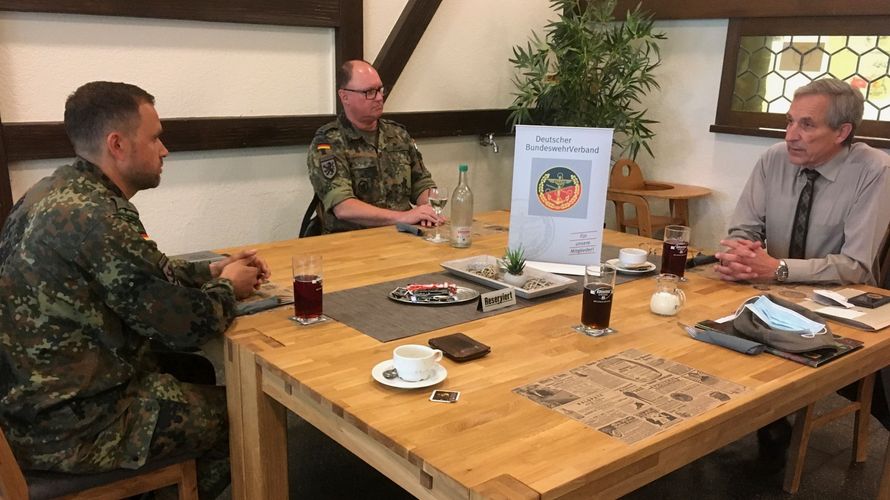 Vorsitzender Hauptmann Bernd Link, sein Stellvertreter Roland Stengl im Gedankenaustausch mit Landesvorsitzenden Gerhard Stärk. Foto: Thomas Heinrich