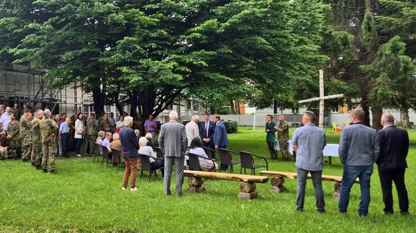 Mit einer bewegenden Andacht vor 100 Gästen eröffnete die evangelische Militärpfarrerin Johanna Bogenreuther-Schlosser den Ersten Nationalen Veteranentag an der Schule ABCAbw/GSchAufg in Sonthofen. Foto: Stefan Weyer 