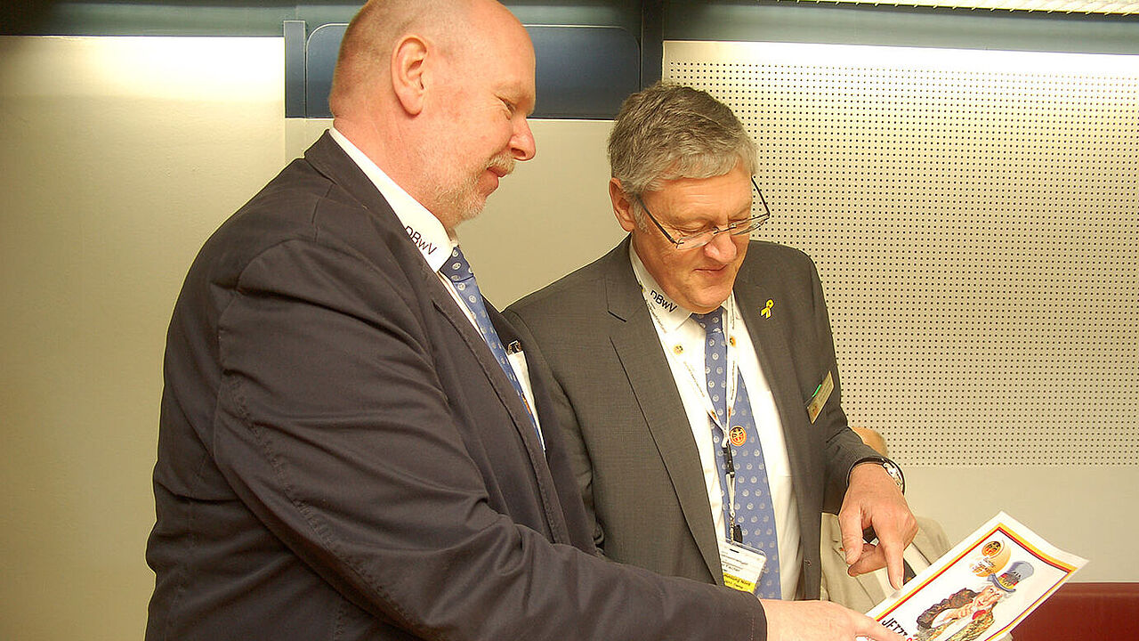 Während der Landesversammlung Nord wurde an Delegierte und Gäste ein Flugblatt zur Bundestagswahl verteilt (Foto: DBwV)