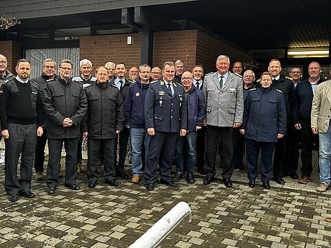 Mandatsträger mit dem Landes- und ihrem Bezirkvorsitzenden. Foto: DBwV