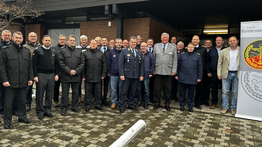 Mandatsträger mit dem Landes- und ihrem Bezirkvorsitzenden. Foto: DBwV