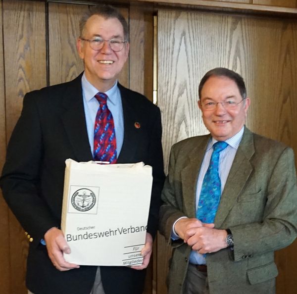 Wolfgang Windolph dankte Hans-Joachim Unger für die Organisation zahlreicher Vortragsveranstaltungen. Foto: M. Unger