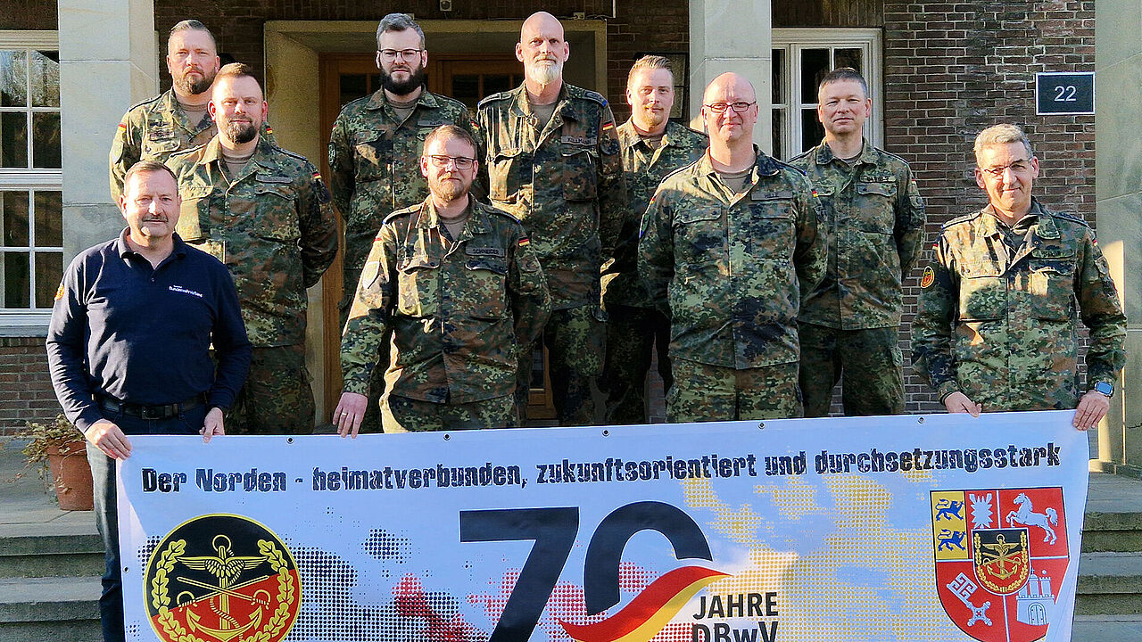  In Delmenhorst (v.r.n.l.): Oliver Sekuli; Karsten Bartels, Stefan Hille, Christian Ahlers, Markus Kollmann, Eugen Schneider, Jorrit Bahr, Rene Bellmann, Florian Heuermann und Jens Lindemann. Foto: LV Nord
