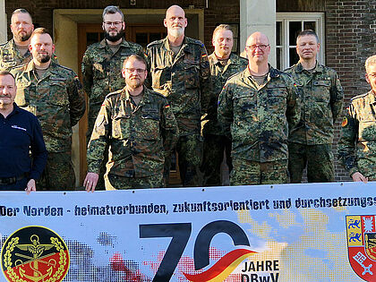  In Delmenhorst (v.r.n.l.): Oliver Sekuli; Karsten Bartels, Stefan Hille, Christian Ahlers, Markus Kollmann, Eugen Schneider, Jorrit Bahr, Rene Bellmann, Florian Heuermann und Jens Lindemann. Foto: LV Nord