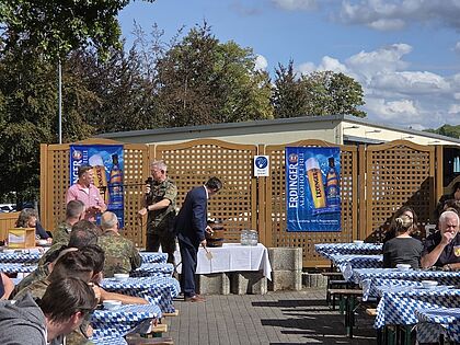 Bei passendem blauweißen Himmel erfolgte durch den 1. Stellv. Bundesvorsitzenden, Stabsfeldwebel a.D. Thomas Schwappacher der Fassbieranstich. Foto: Chris Werner