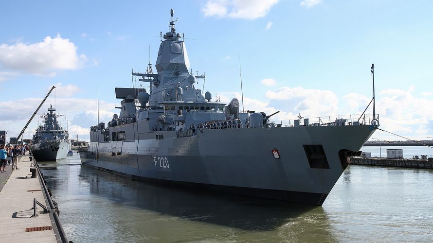 Am 04.08.2020 legte die Fregatte F 220 Hamburg von der Pier im Marinestützpunkt Wilhelmshaven ab. Nach ihrem Einsatz zur Kontrolle des UN-Waffenembargos gegen Libyen (EU-Mission Irini) wird die Deutsche Fregatte nun am Sonntag wieder in Wilhelmshaven eintreffen. Foto: Bundeswehr/Leon Rodewald