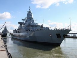 Am 04.08.2020 legte die Fregatte F 220 Hamburg von der Pier im Marinestützpunkt Wilhelmshaven ab. Nach ihrem Einsatz zur Kontrolle des UN-Waffenembargos gegen Libyen (EU-Mission Irini) wird die Deutsche Fregatte nun am Sonntag wieder in Wilhelmshaven eintreffen. Foto: Bundeswehr/Leon Rodewald