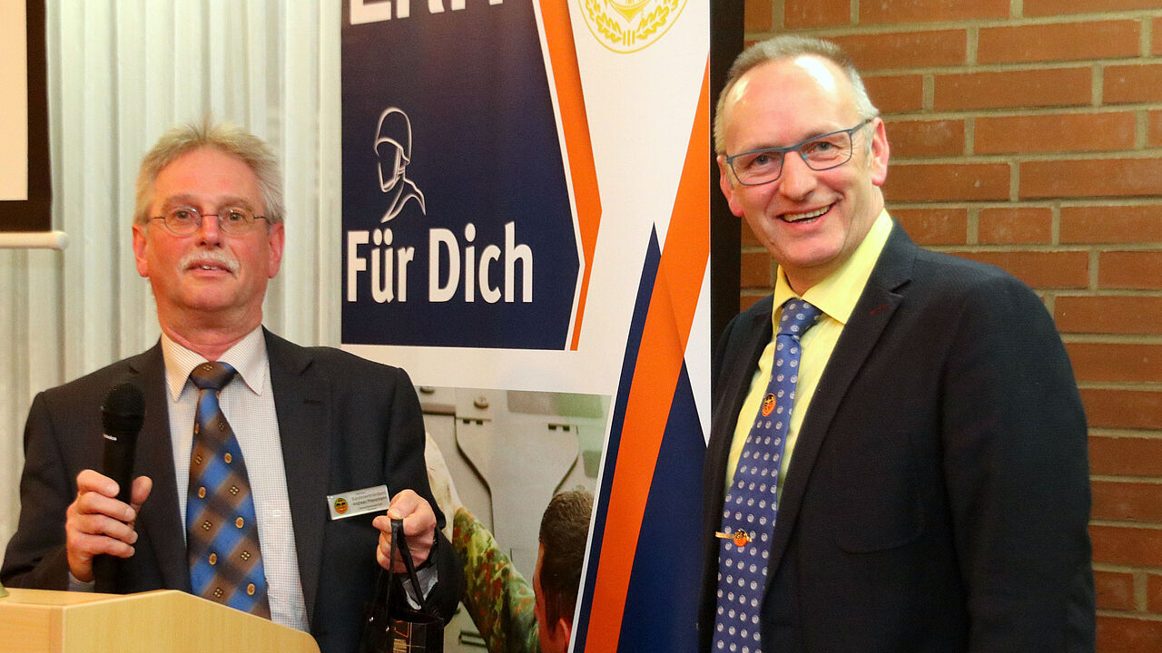 Der Vorsitzende Stabsfeldwebel a.D. Andreas Priesemann begrüßt den Vorsitzenden ERH im Landesverband Nord, Oberstabsfeldwebel a. D. Uwe Schenkel Foto: DBwV