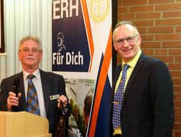 Der Vorsitzende Stabsfeldwebel a.D. Andreas Priesemann begrüßt den Vorsitzenden ERH im Landesverband Nord, Oberstabsfeldwebel a. D. Uwe Schenkel Foto: DBwV