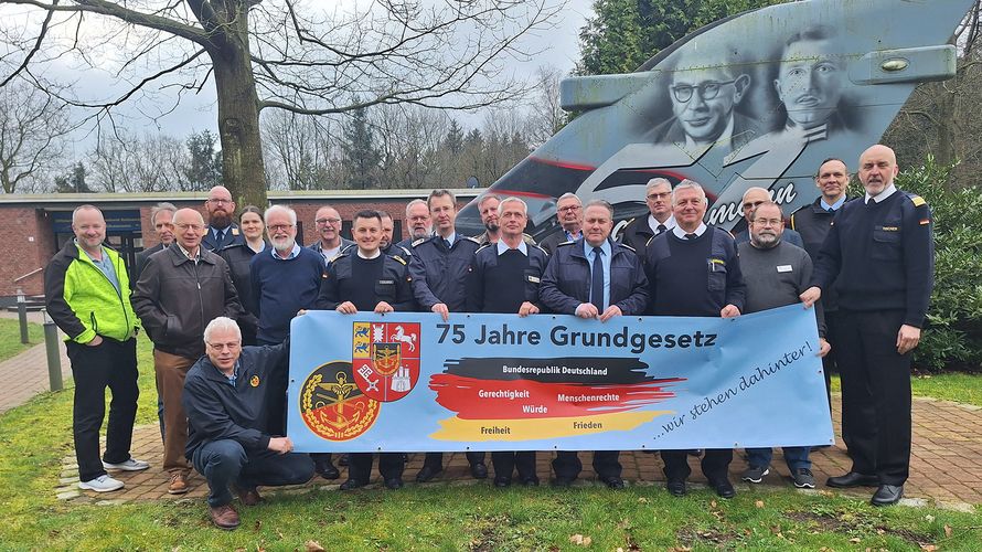 Mandatsträger von Standort-, Truppen- und ERH-Kameradschaften vor der Kropper Offizierheimgesellschaft. Foto: LV Nord