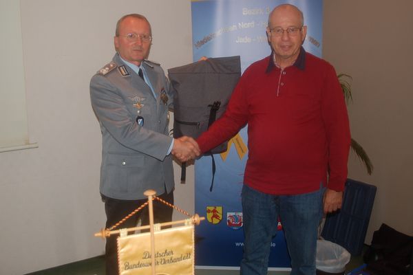 Jörg Struckmeier (l.) und der ehemalige Standortbeauftragte Peter Rettig. Foto: DBwV