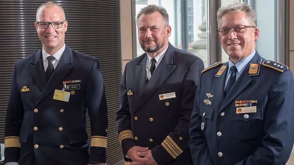 Bei der Gedenkveranstaltung im Reichstagsgebäude: Flottillenadmiral Christian Bock, Fregattenkapitän Marco Thiele und Hauptmann Andreas Steinmetz (v.l.). Foto: DBwV/Bombeke