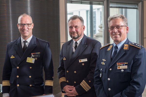 Bei der Gedenkveranstaltung zum Kriegsende im Reichstagsgebäude: Flottillenadmiral Christian Bock, Fregattenkapitän Marco Thiele und Hauptmann Andreas Steinmetz (v.l.). Foto: DBwV/Bombeke 