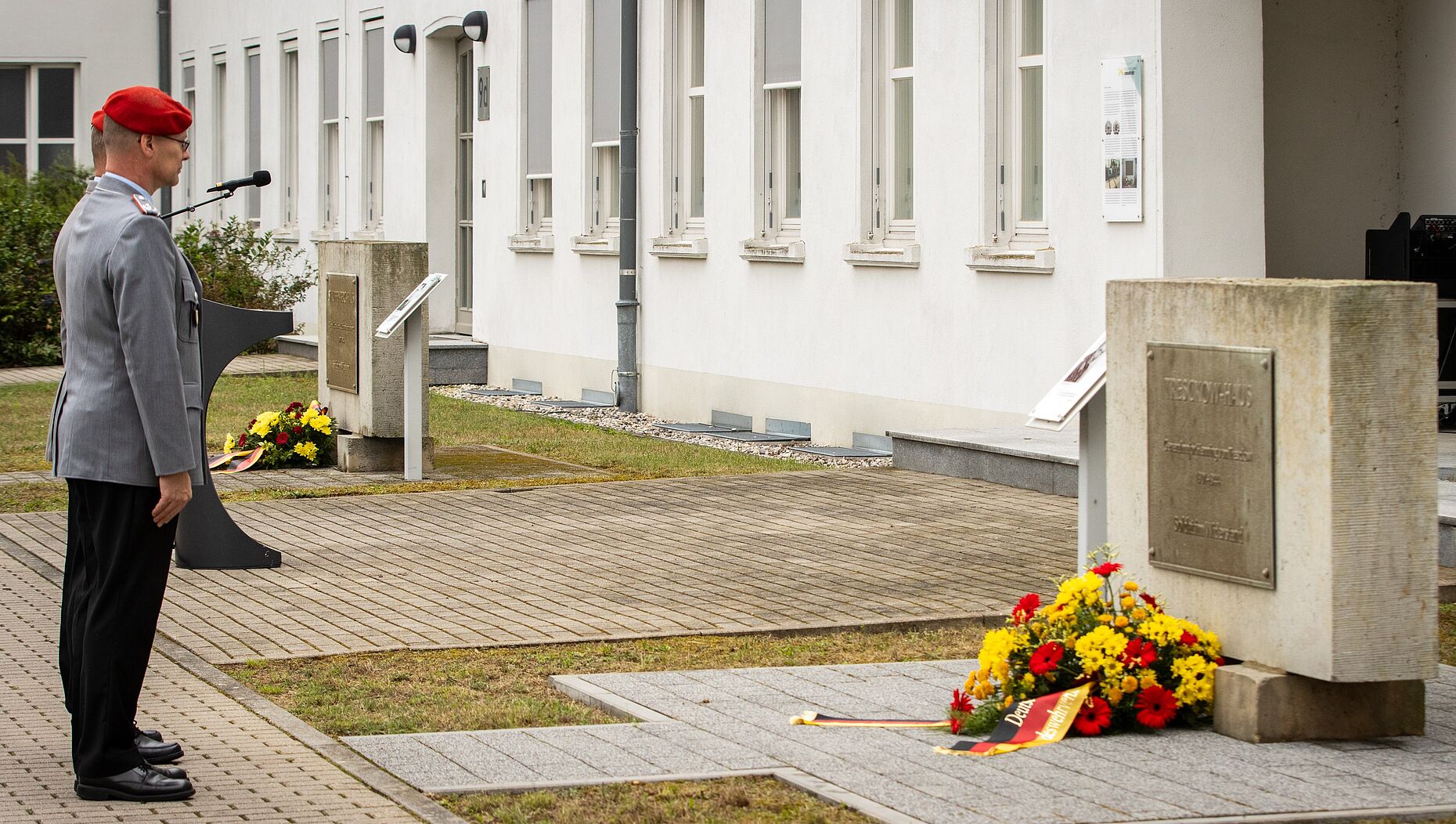 Oberstleutnant Dirk Janowski, Vorsitzender der Standortkameradschaft Strausberg legt das Gesteck des DBwV am Gedenkstein für Henning von Tresckow nieder. Foto: Bundeswehr/Fischer