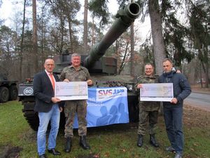 v.l.: Uwe Schenkel, Oberstleutnant Thomas Behr (Vorsitzender SVS und Vorsitzender Heer im Bundesvorstand), Andreas Brandes und Stabsfeldwebel a.D. Gerald Malysch von der ERH Faßberg als Vertreter der Ehemaligen.