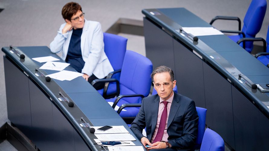 Im Bundestag: Außenminister Heiko Maas und Verteidigungsministerin Annegret Kramp-Karrenbauer. Foto: picture alliance/dpa | Kay Nietfeld