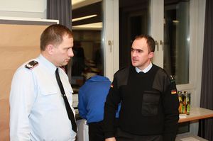 Sprecher des GVPA, Major Tobias Brösdorf, beantwortet Fragen von OLt Andreas Ertl vom PzGrenBtl 112