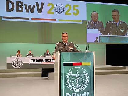 Mit 92 Prozent wählten die Delegierten der 22. Hauptversammlung Oberst André Wüstner erneut zum Bundesvorsitzenden. Foto: DBwV/Yann Bombeke 