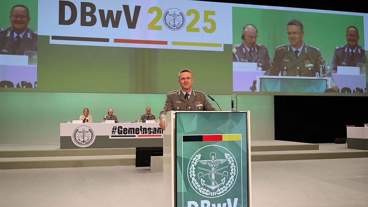 Mit 92 Prozent wählten die Delegierten der 22. Hauptversammlung Oberst André Wüstner erneut zum Bundesvorsitzenden. Foto: DBwV/Yann Bombeke 