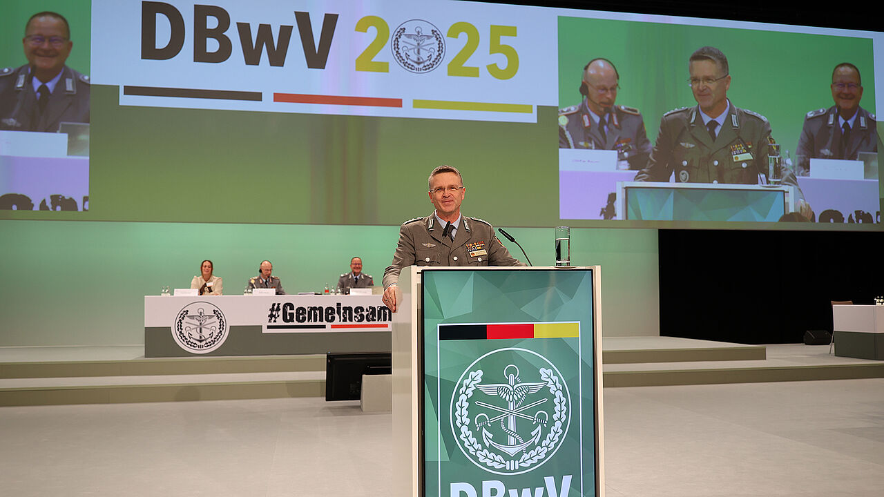 Mit 92 Prozent wählten die Delegierten der 22. Hauptversammlung Oberst André Wüstner erneut zum Bundesvorsitzenden. Foto: DBwV/Yann Bombeke 