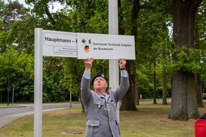 Brigadegeneral Andreas Henne, General für Standortaufgaben und Standortältester für Berlin, weihte das neue Schild ein. Foto: DBwV/Christine Hepner