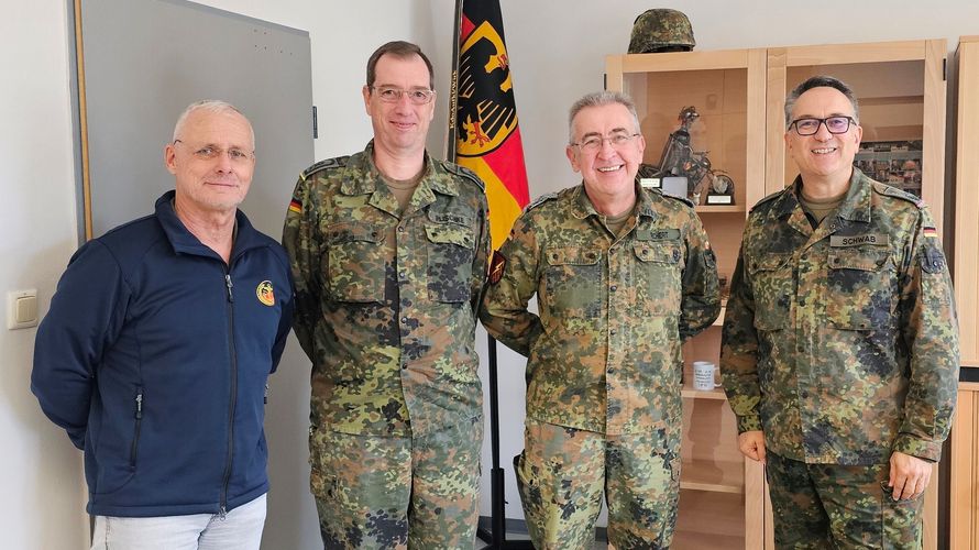 Frische Farbe, gute Stimmung beim ersten Austausch mit Brigadegeneral Richert (2. von rechts). Mit dabei: Bezirksvorsitzender Oberstleutnant Michael Schwab sowie Stabsfeldwebel Frank Plischke (Vorsitzender der TruKa) und Oberstabsfeldwebel a.D. L.J. Schmitz (Standortbeauftragter DBwV). Foto: privat