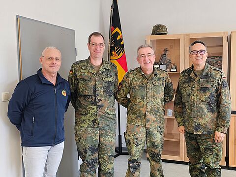 Frische Farbe, gute Stimmung beim ersten Austausch mit Brigadegeneral Richert (2. von rechts). Mit dabei: Bezirksvorsitzender Oberstleutnant Michael Schwab sowie Stabsfeldwebel Frank Plischke (Vorsitzender der TruKa) und Oberstabsfeldwebel a.D. L.J. Schmitz (Standortbeauftragter DBwV). Foto: privat