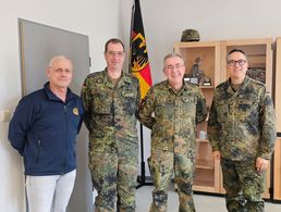 Frische Farbe, gute Stimmung beim ersten Austausch mit Brigadegeneral Richert (2. von rechts). Mit dabei: Bezirksvorsitzender Oberstleutnant Michael Schwab sowie Stabsfeldwebel Frank Plischke (Vorsitzender der TruKa) und Oberstabsfeldwebel a.D. L.J. Schmitz (Standortbeauftragter DBwV). Foto: privat