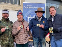 Der Füssener Bürgermeister Maximilian Eichstetter (v.r.) und Bezirksvorsitzender Franz Jung mit  Stabsfeldwebel a.D. Dieter Wittmann und dem stellvertretenden TruKa-Vorsitzenden Hauptfeldwebel Jochen Müller. Foto: Franz Jung