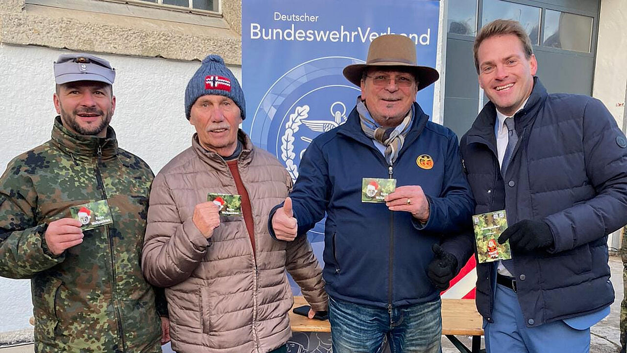 Der Füssener Bürgermeister Maximilian Eichstetter (v.r.) und Bezirksvorsitzender Franz Jung mit  Stabsfeldwebel a.D. Dieter Wittmann und dem stellvertretenden TruKa-Vorsitzenden Hauptfeldwebel Jochen Müller. Foto: Franz Jung
