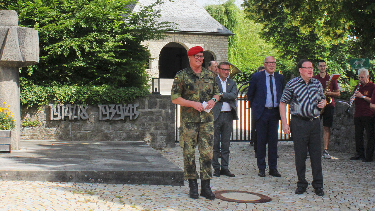 Der Sprecher der Veteranen, Hauptmann a.D. Roland Stengl, der stellv. Landrat Waldemar Bohm und Bürgermeister Michael Freudenberger erinnerten vor zahlreichen Bürger und Veteranen an der zentralen Gedenkstätte an die gesellschaftliche Bedeutung dieses Tages. Foto: Susanne Fiedrich