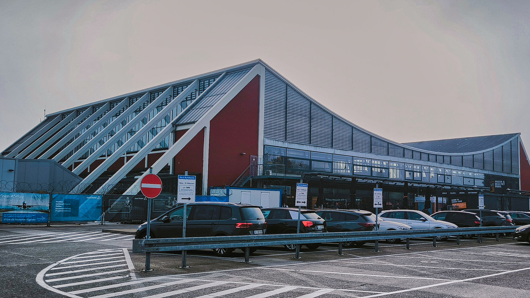 Die „Picasso-Halle“ - heute Terminal des Allgäu Airports - ist den Ehemaligen als Wartungshalle des JaboG 34 „A“ in Erinnerung. Foto: Detlef Döring